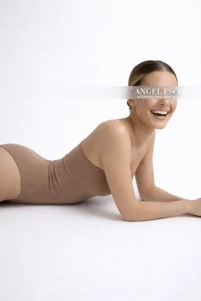 Lebensfrohe Natural Beauty Escort aus München mit positiver und sympathischer Ausstrahlung